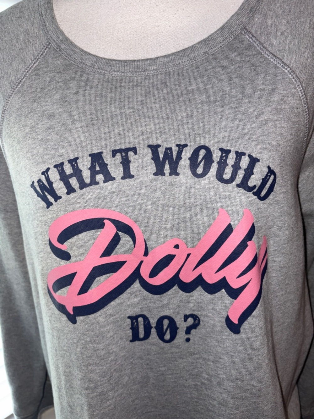 🤍 Draper James “What Would Dolly Do?” Sweatshirt | Size 1X | EUC 🤍 - Picture 3 of 8